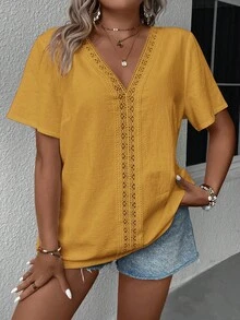 Rosumi Blus Kasual Lengan Pendek Leher V dengan Detail Renda Kontras Warna Polos untuk Wanita Ukuran Besar - Kuning - View 6