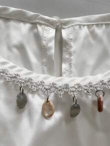SHEIN Áo sơ mi nữ cổ tròn tay ngắn màu trắng satin, cổ bèo kiểu dáng nghỉ lễ, tay phồng, kiểu dáng thường ngày đa năng, chất liệu satin mềm mại, rủ tự nhiên, tối giản nhưng sang trọng, phù hợp cho đi làm mùa xuân/hè, mặc hàng ngày, mùa đông, dự tiệc, đi biển, hẹn hò, lễ tốt nghiệp, công sở, đồng phục giáo viên thành thị, Giáng sinh và năm mới, áo sơ mi trắng thanh lịch, áo satin đính ngọc trai, áo sơ mi satin cho nữ, áo đính ngọc trai nữ, áo cho nữ thanh lịch, áo sang trọng, áo trắng nữ, áo và áo sơ mi nữ, áo công sở, trang phục công sở nữ, quần áo công sở nữ, áo sơ mi nữ thanh lịch, áo công sở nữ sang trọng, áo mới nhất cho nữ. - trắng - Xem 6