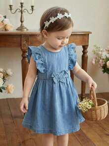 SHEIN Playful Pals 女婴浅蓝色水洗牛仔休闲宽松连衣裙，荷叶边下摆和腰带设计，采用柔软的棉质牛仔面料，时尚百搭，适合春夏穿着，简约时尚，日常穿搭、外出、聚会皆宜，秋季新品上市。 - 淺色水洗藍 - 查看 4