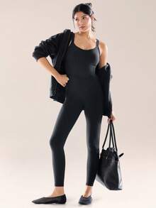 GLOWMODE Áo liền thân FeatherFit™-Air 24" mang lại cảm giác thoải mái, mềm mại như bơ, co giãn, thấm hút mồ hôi, có mút ngực tháo rời, túi bên hông, lưng hở, thích hợp cho yoga, pilates, tập gym, studio và mặc hàng ngày. - màu đen - Xem 8