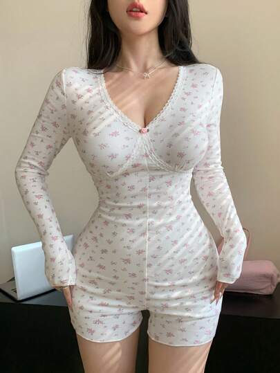 DAZY Spring & Summer White Floral All-Over Print Butterfly Decor Fitted Sports Top And Straight Leg Casual Shorts, Vacation Style Bodysuit For Women