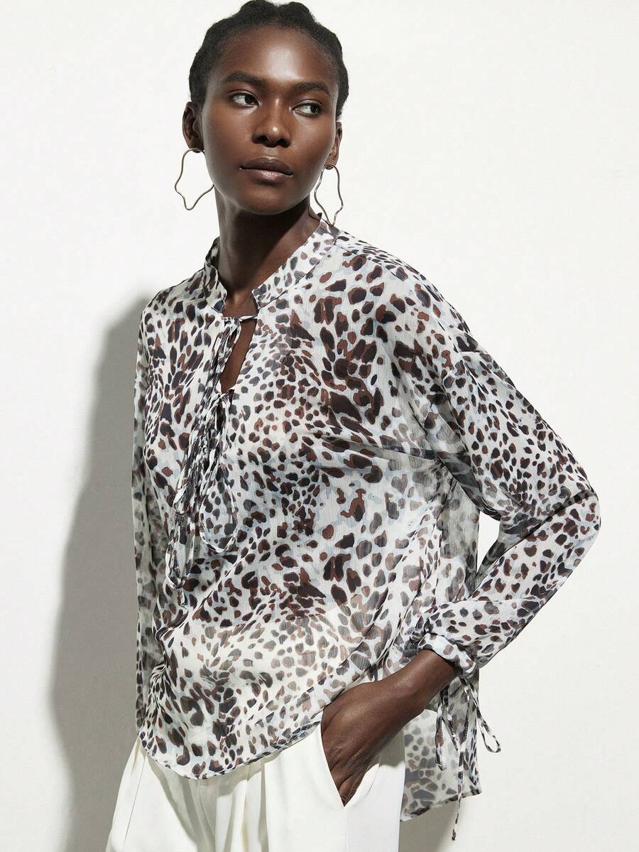 Aveloria Modichic 复古波西米亚风女式衬衫，立领，系带前襟和袖口，泡泡袖，不对称下摆，宽松版型，豹纹雪纺长袖衬衫 - 灰色 - 查看 1