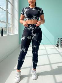 Conjunto deportivo tie dye de 2 piezas para mujer;  consta de un leggings con efecto push up y un top corto de manga corta. Leggings de silueta ajustada y ajuste de cintura alto y efecto levanta glúteos. Top corto de manga corta, diseño ajustado. Tela de poliamida y elastano, suave y cómoda. - Negro - Ver 2