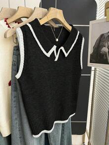 Franclia 燕麦色针织背心，黑色滚边，Polo领半扣设计，撞色滚边装饰，修身剪裁，柔软针织面料，细密罗纹质感，低饱和度的燕麦色尽显优雅复古风情，百搭易穿，适合叠穿、休闲、工作、上学、春季等各种场合。 - 黑色 - 查看 6