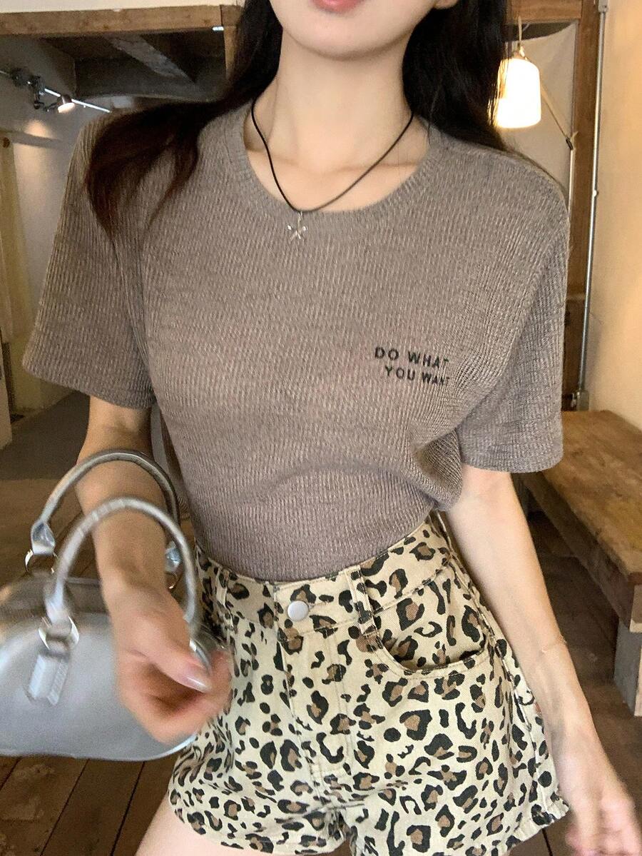 DAZY Camiseta básica de manga corta con cuello redondo y patrón de letras bordadas, estilo casual de calle, para vacaciones en la playa, elegante para ir al trabajo, para mujer - Caqui - Ver 1