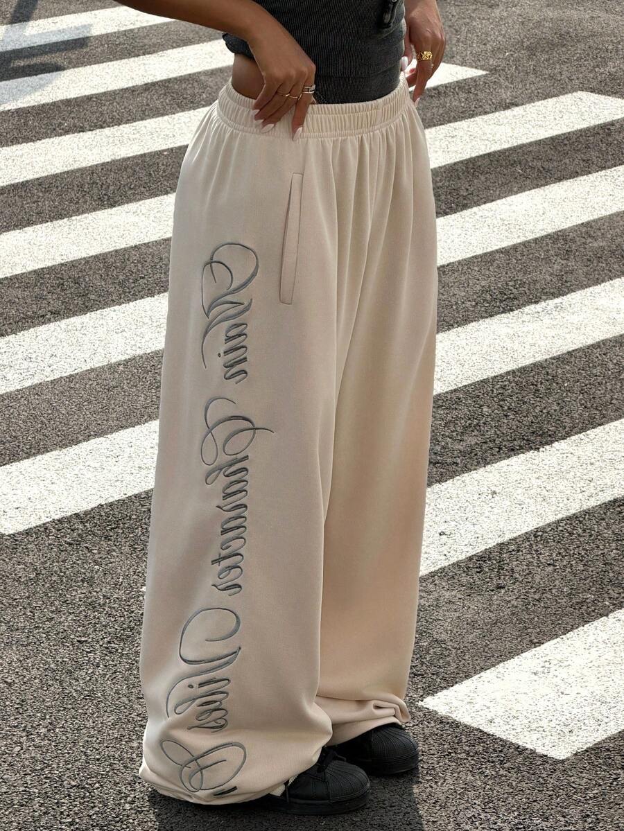 Muchica 休闲宽松字母刺绣卡其色女士运动裤 - 杏色 - 查看 1