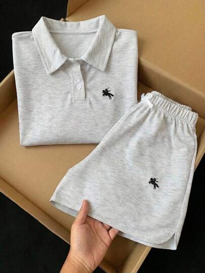 SHEIN Ținută pentru fete, 2 buc.: Top cu mânecă scurtă, brodat cu model de cal și pantaloni scurți cu fundă în talie, Set brodat lejer pentru fete: Top cu mânecă scurtă, model patchwork și pantaloni scurți, Design elegant la modă, în culori solide, Rever, Inspirat de stilul stradal de primăvară/vară, Ideal pentru campus și ținute zilnice.