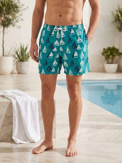 Corte recto, cintura elástica, cordón ajustable y estampado gráfico son las principales características de estos shorts.