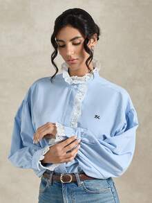 Briarwyn 2026新款女士春秋季蕾丝拼接长袖立领刺绣休闲衬衫，夏季，情人节，沙滩，优雅女士上衣 - 藍白色 - 查看 3