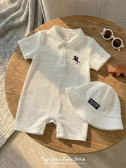 Cozy Pixies 2件套新生儿男女宝宝舒适休闲学院风马匹印花白色短袖Polo衫连体衣和遮阳帽套装，适合室内、室外、日常、运动、玩耍、派对、拍照、度假、春夏穿着。