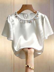 SHEIN Áo sơ mi nữ cổ tròn tay ngắn màu trắng satin, cổ bèo kiểu dáng nghỉ lễ, tay phồng, kiểu dáng thường ngày đa năng, chất liệu satin mềm mại, rủ tự nhiên, tối giản nhưng sang trọng, phù hợp cho đi làm mùa xuân/hè, mặc hàng ngày, mùa đông, dự tiệc, đi biển, hẹn hò, lễ tốt nghiệp, công sở, đồng phục giáo viên thành thị, Giáng sinh và năm mới, áo sơ mi trắng thanh lịch, áo satin đính ngọc trai, áo sơ mi satin cho nữ, áo đính ngọc trai nữ, áo cho nữ thanh lịch, áo sang trọng, áo trắng nữ, áo và áo sơ mi nữ, áo công sở, trang phục công sở nữ, quần áo công sở nữ, áo sơ mi nữ thanh lịch, áo công sở nữ sang trọng, áo mới nhất cho nữ. - trắng - Xem 5