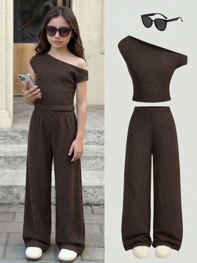 SHEIN 2 piezas Conjunto informal de niña preadolescente con top de punto acanalado de color café con pliegues asimétricos y pantalones a juego, adecuado para el hogar, exteriores, viajes, aeropuerto, uso diario casual. Conjunto de pantalones de campana marrón para niña preadolescente de 2 piezas