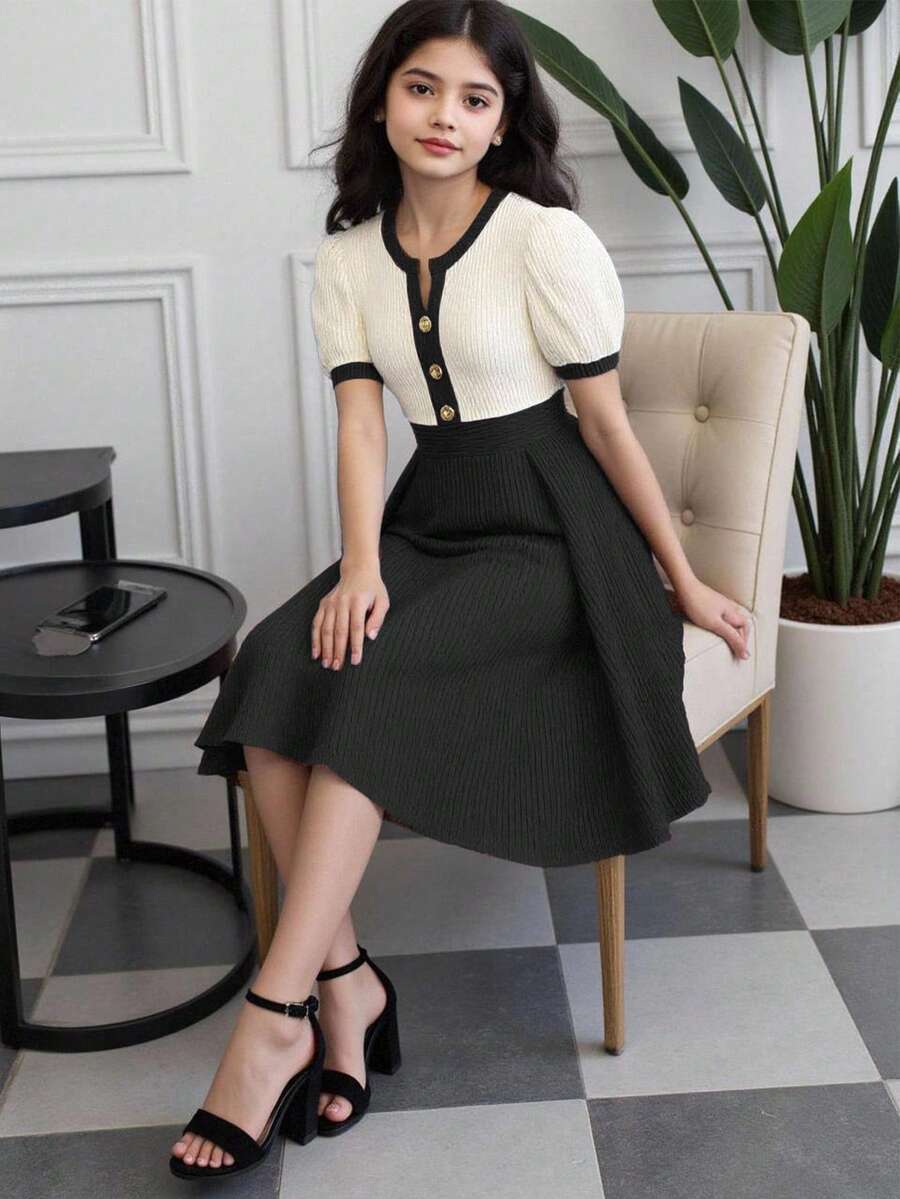 SHEIN فستان بناتي أنيق للمراهقات للخريف والشتاء، مصنوع من الجاكار المحبوك، له ياقة على شكل V صغيرة مزينة بإبزيم معدني، مع تصميم مقطع الذيل، وطراز الحواف الملونة المطوية، فستان كبير بأكمام قصيرة وقصة ضيقة، مناسب للخروجات اليومية والتجمعات غير الرسمية والمناسبات - الأسود - مشاهدة 1