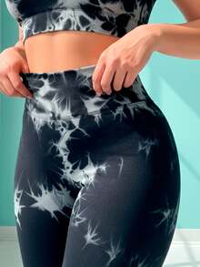 Conjunto deportivo tie dye de 2 piezas para mujer;  consta de un leggings con efecto push up y un top corto de manga corta. Leggings de silueta ajustada y ajuste de cintura alto y efecto levanta glúteos. Top corto de manga corta, diseño ajustado. Tela de poliamida y elastano, suave y cómoda. - Negro - Ver 5