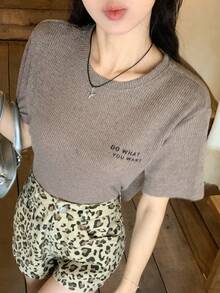 DAZY Camiseta básica de manga corta con cuello redondo y patrón de letras bordadas, estilo casual de calle, para vacaciones en la playa, elegante para ir al trabajo, para mujer - Caqui - Ver 10