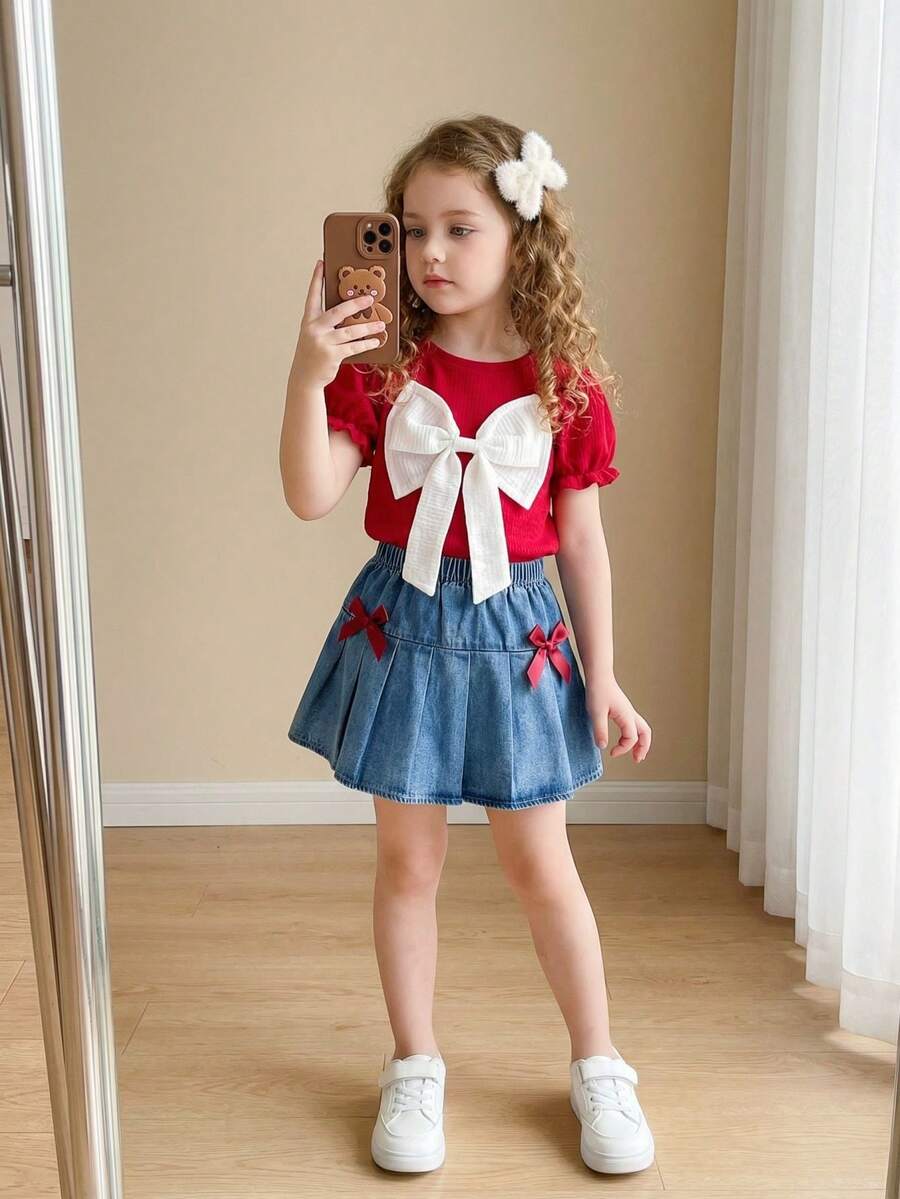 SHEIN Playful Pals 2件組少女夏季套裝，酒紅色針織短袖上衣配大尺寸白色蝴蝶結，泡泡袖設計與牛仔百褶裙，生日套裝