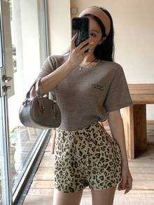 DAZY Camiseta básica de manga corta con cuello redondo y patrón de letras bordadas, estilo casual de calle, para vacaciones en la playa, elegante para ir al trabajo, para mujer - Caqui - Ver 6