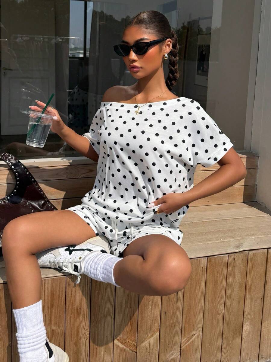 Muchica 白色底波点女士不对称领短袖上衣和短裤休闲套装，夏季女装两件套，女士短袖夏季套装，女士度假短款套装，波点短款套装 - 黑與白 - 查看 1