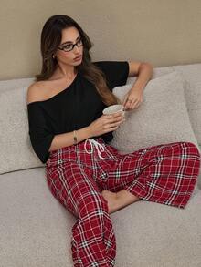HautHeat Conjunto de pijama con top de manga corta de cuello asimétrico de unicolor y pantalones largos estampados a cuadros para mujer - Café integral - Ver 1