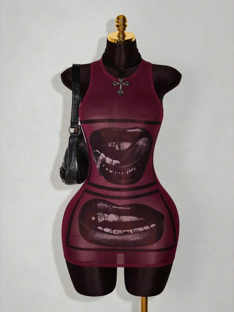Amplova 女士圆领唇印休闲迷你连衣裙,适合日常穿着、约会、外出 - 酒紅色 - 查看 1