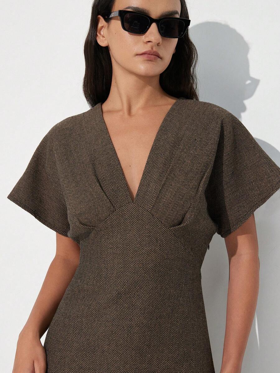 Aveloria Modichic 卡其色混纺人字纹复古优雅通勤风休闲V领短袖中长连衣裙 - 彩色 - 查看 1