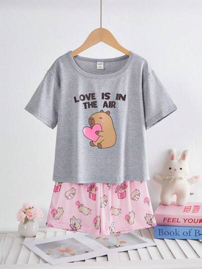 Conjunto de pijama de pantalón corto y manga corta con estampado de corazón y capibara lindo para niñas