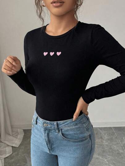 Playera Dama Manga Larga Ajuste Slim con Diseño de Corazones Minimalista, Blusa Casual Juvenil Cuello Redondo Tela Suave y Elástica Ideal para Outfit Diario, Otoño e Invierno Cómoda y Versátil