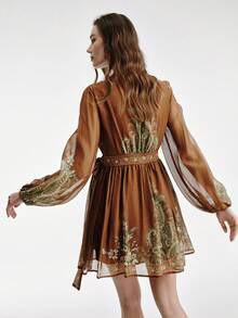 Aveloria Modichic 新款长袖雪纺系带V领印花迷你连衣裙 - 彩色 - 查看 2