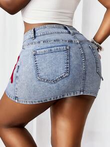 Slaydiva Chân váy mini denim ôm sát người, thêu chữ và có túi dành cho nữ. - Rửa nhẹ - Xem 2