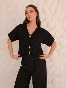 Duda Rubert 新款简约时尚通勤深V领短袖修身双扣开衫，休闲百搭 - 黑色 - 查看 4