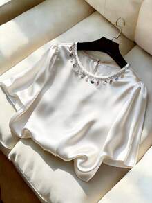 SHEIN Áo sơ mi nữ cổ tròn tay ngắn màu trắng satin, cổ bèo kiểu dáng nghỉ lễ, tay phồng, kiểu dáng thường ngày đa năng, chất liệu satin mềm mại, rủ tự nhiên, tối giản nhưng sang trọng, phù hợp cho đi làm mùa xuân/hè, mặc hàng ngày, mùa đông, dự tiệc, đi biển, hẹn hò, lễ tốt nghiệp, công sở, đồng phục giáo viên thành thị, Giáng sinh và năm mới, áo sơ mi trắng thanh lịch, áo satin đính ngọc trai, áo sơ mi satin cho nữ, áo đính ngọc trai nữ, áo cho nữ thanh lịch, áo sang trọng, áo trắng nữ, áo và áo sơ mi nữ, áo công sở, trang phục công sở nữ, quần áo công sở nữ, áo sơ mi nữ thanh lịch, áo công sở nữ sang trọng, áo mới nhất cho nữ. - trắng - Xem 2