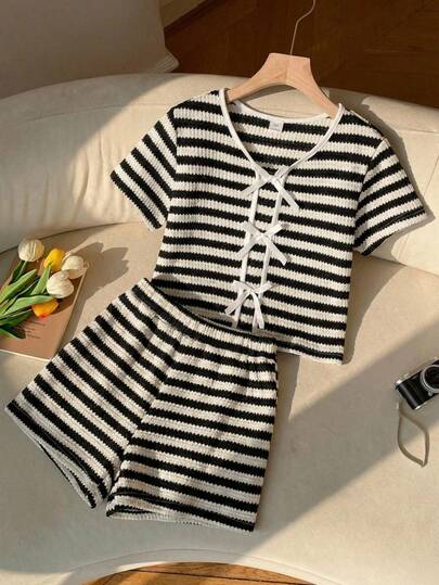 SHEIN 2 Stücke/Set Lässig Pendler Outfit für Tween Mädchen mit Streifen Kurzarm Top & passende Shorts, geeignet für tägliche Fahrten, Lässig, Urlaub, Treffen, Straßenmode, Frühling/Sommer
