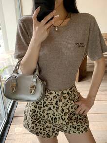 DAZY Camiseta básica de manga corta con cuello redondo y patrón de letras bordadas, estilo casual de calle, para vacaciones en la playa, elegante para ir al trabajo, para mujer - Caqui - Ver 8