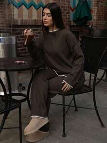 Andrea Bello Set Sweater Rajut Wanita 2 Potong dengan Trim Kontras, Leher Bulat, Bahu Jatuh, Lengan Panjang, dan Belahan di Bagian Bawah - Chocolate Brown - View 6