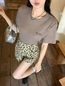DAZY Camiseta básica de manga corta con cuello redondo y patrón de letras bordadas, estilo casual de calle, para vacaciones en la playa, elegante para ir al trabajo, para mujer - Caqui - Ver 4