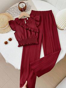 SHEIN Set de 2 piezas para niña preadolescente con top corto de cuello en V con mangas con volantes y textura de jacquard, y pantalones de cintura elástica. Conjunto casual para vacaciones, primavera y verano, vacaciones, verano, viajes - Burdeos - Ver 3