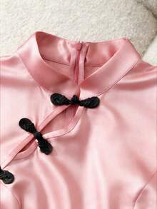 SHEIN Franclia 女士无袖连衣裙，立领设计，右侧饰有装饰缝线，左侧开衩下摆，后背拉链，收腰设计，中式元素修身连衣裙，优雅中长连衣裙，丝绸连衣裙，粉色连衣裙，优雅缎面连衣裙，优雅粉色缎面连衣裙，旗袍连衣裙，高贵连衣裙，缎面中长连衣裙，XS码连衣裙，Y2K连衣裙，惊艳连衣裙，奢华连衣裙，女士缎面连衣裙，优雅女士正式连衣裙，高品质连衣裙 - 藕粉色 - 查看 4