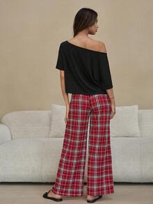 HautHeat Conjunto de pijama con top de manga corta de cuello asimétrico de unicolor y pantalones largos estampados a cuadros para mujer - Café integral - Ver 2