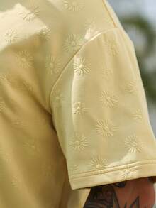 Manfinity CasualCool Áo thun nam tay ngắn cổ tròn dáng rộng, chất liệu co giãn mềm mại, họa tiết hoa jacquard, màu vàng. - Màu vàng - Xem 3