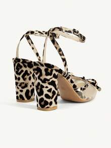 CUCCOO CHICEST 女士新款豹纹拼接粗跟蝴蝶结后跟带气质高跟凉鞋 - 杏拼豹紋 - 查看 4