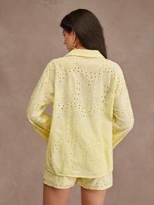 白色刺绣衬衫短裤套装：宽松版型，短款下摆，适合休闲夏日或海滩穿着，采用无弹力梭织刺绣涤纶面料，正面纽扣开合，飘逸袖子设计。 - 白色 - 查看 2