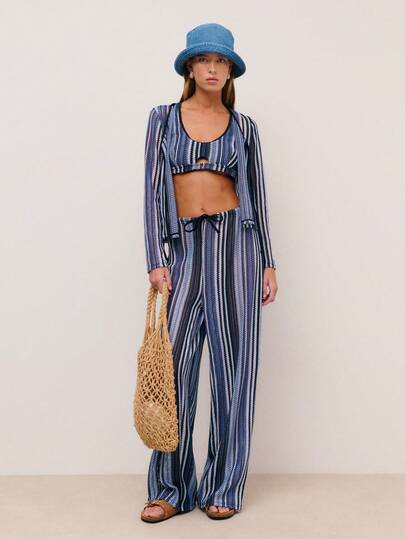 Nöista 三件套条纹蓝色面料套装，黑色撞色包边，包括上衣、裤子和外套。适合春夏季节女性穿着，也适合度假、休闲出行。