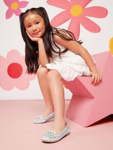 Mini mi 女童圆头水晶装饰花朵镂空亮片银色乐福平底鞋——优雅闪亮，是特殊场合的完美之选 - 銀色 - 查看 3