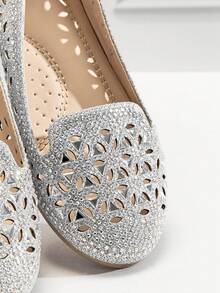 Mini mi 女童圆头水晶装饰花朵镂空亮片银色乐福平底鞋——优雅闪亮，是特殊场合的完美之选 - 銀色 - 查看 7