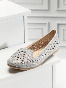 Mini mi 女童圆头水晶装饰花朵镂空亮片银色乐福平底鞋——优雅闪亮，是特殊场合的完美之选 - 銀色 - 查看 9