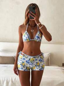 Costavie Swim Mod 热销新品优雅波西米亚复古风三合一比基尼套装，性感可爱泳装，活力蓝白撞色，柠檬和玛瑙瓷砖印花，三角挂脖上衣，性感丁字裤，高腰平角短裤，可变换多种穿搭方式，Y2K 辣妹风，完美适用于夏季海滩度假、泳池派对、日光浴、游泳、音乐节以及打造时尚摩登度假氛围。 - 彩色 - 查看 1