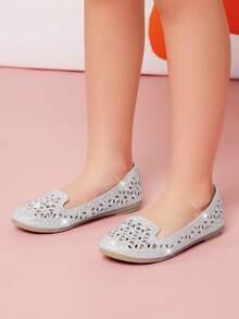 Mini mi 女童圆头水晶装饰花朵镂空亮片银色乐福平底鞋——优雅闪亮，是特殊场合的完美之选 - 銀色 - 查看 2