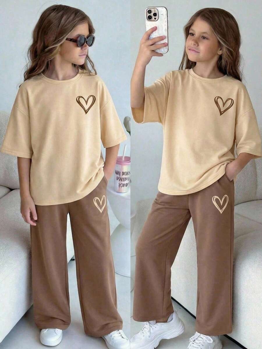 SHEIN 少女休闲宽松舒适爱心印花圆领落肩短袖T恤和裤子套装 - 卡其色 - 查看 1