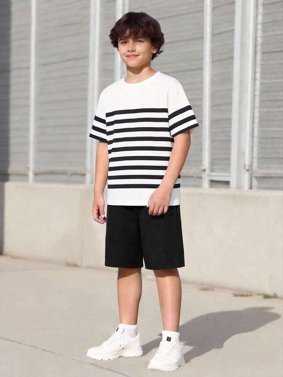 SHEIN 两件套男童休闲条纹印花短袖上衣和短裤套装 - 黑色 - 查看 1