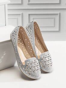 Mini mi 女童圆头水晶装饰花朵镂空亮片银色乐福平底鞋——优雅闪亮，是特殊场合的完美之选 - 銀色 - 查看 1